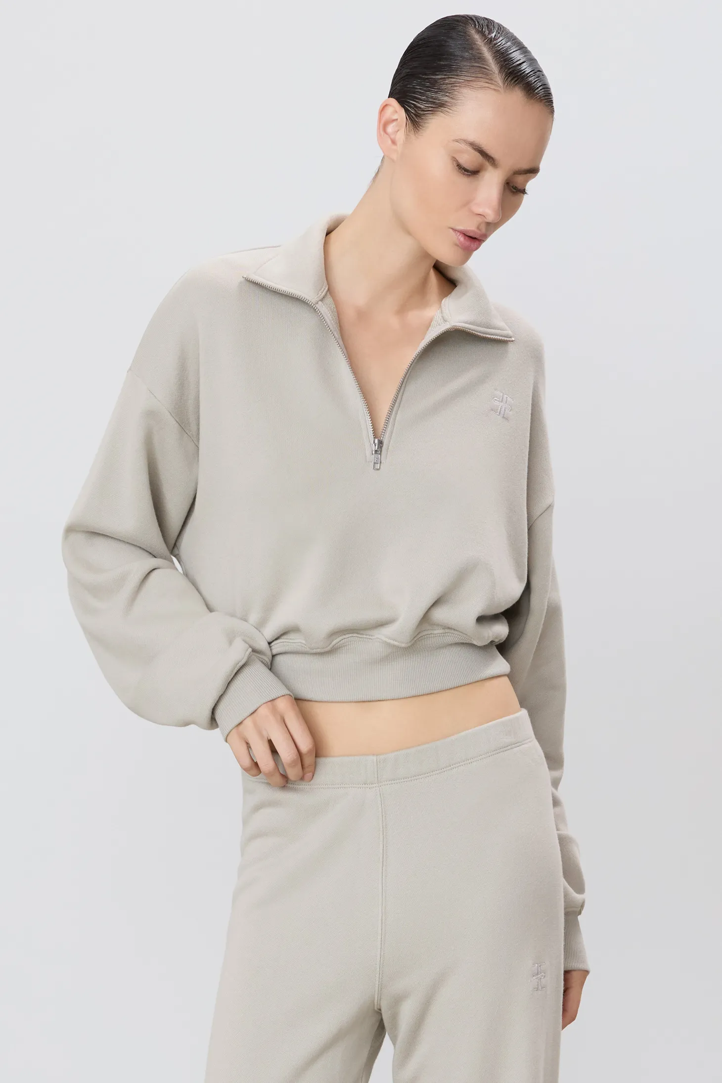 CROPPED HALF-ZIP SWEATSHIRT