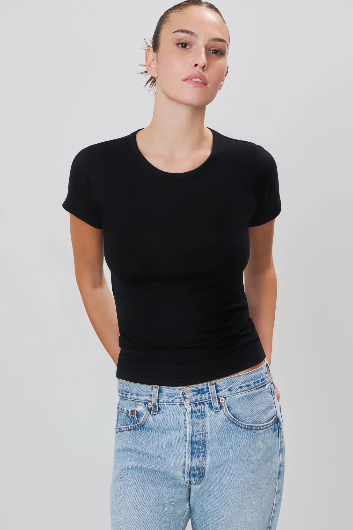 FITTED CREWNECK SHORT SLEEVE T-SHIRT