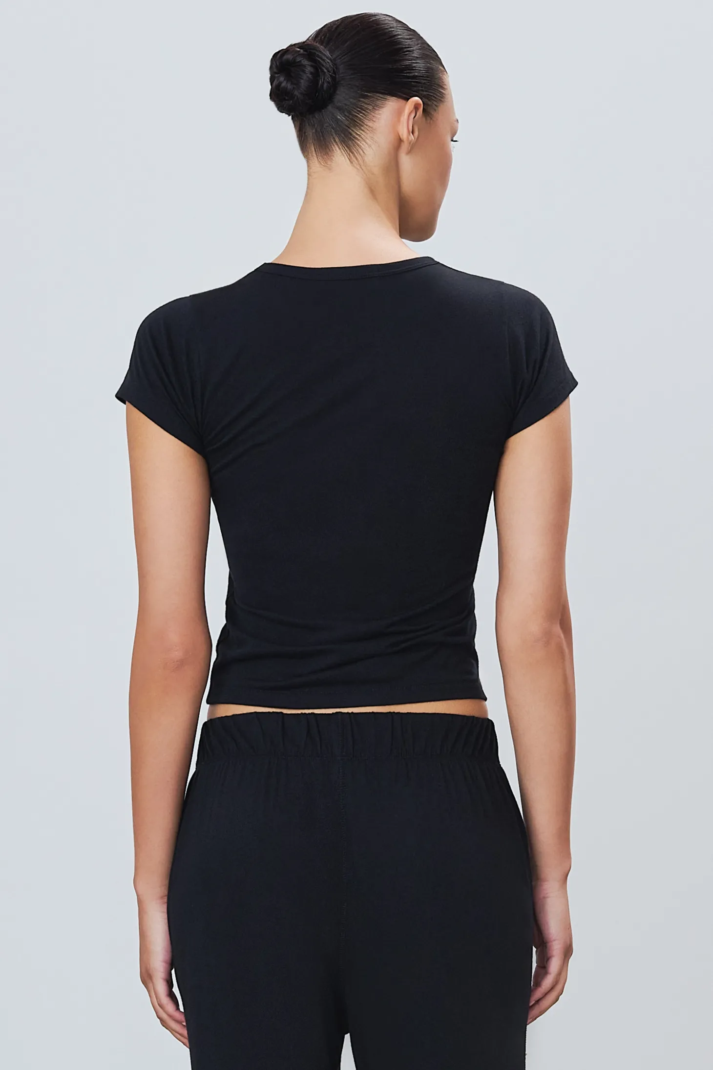 FITTED CREWNECK SHORT SLEEVE T-SHIRT