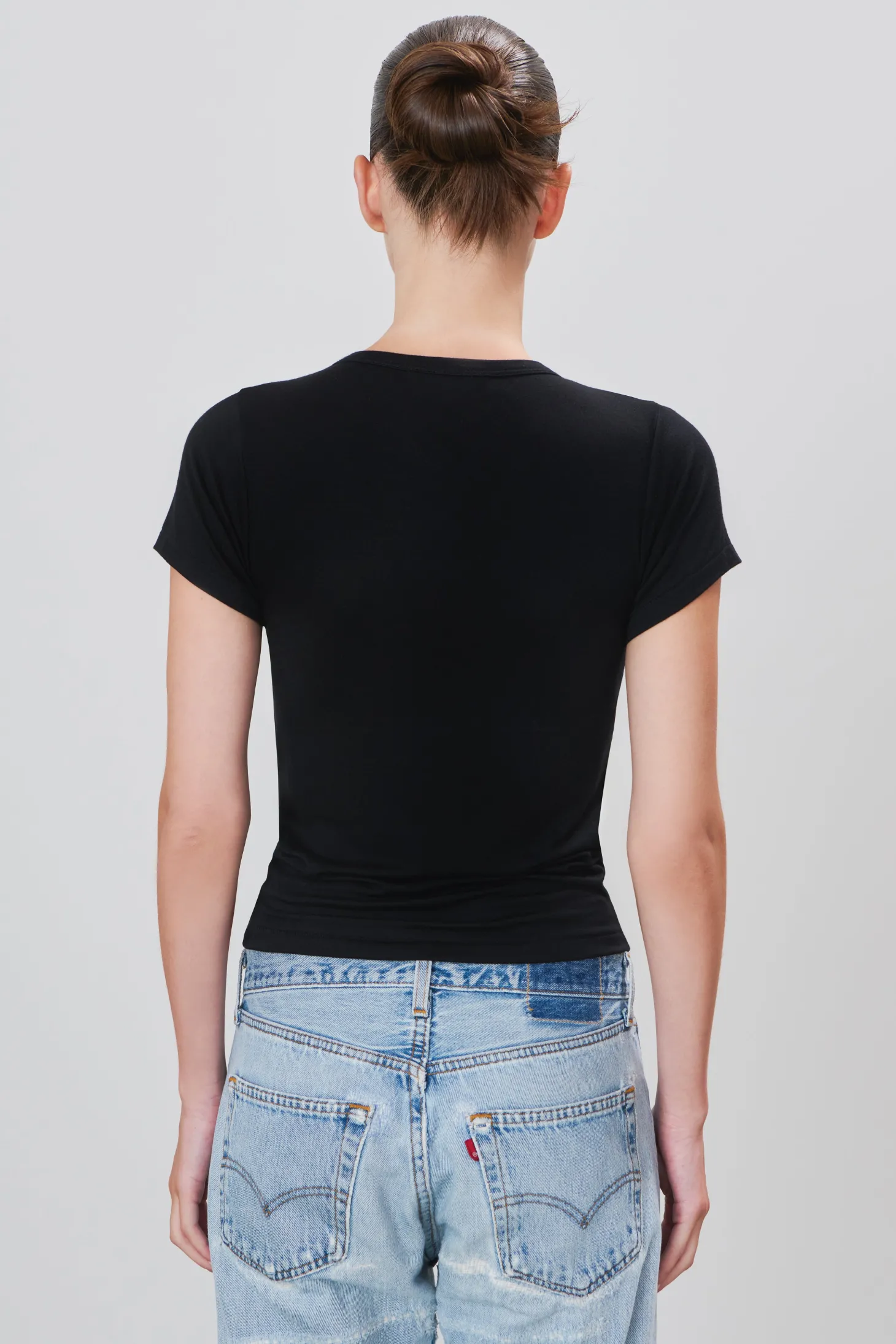 FITTED CREWNECK SHORT SLEEVE T-SHIRT