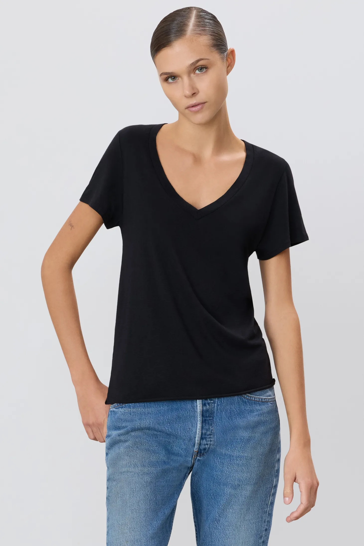 V-NECK T-SHIRT