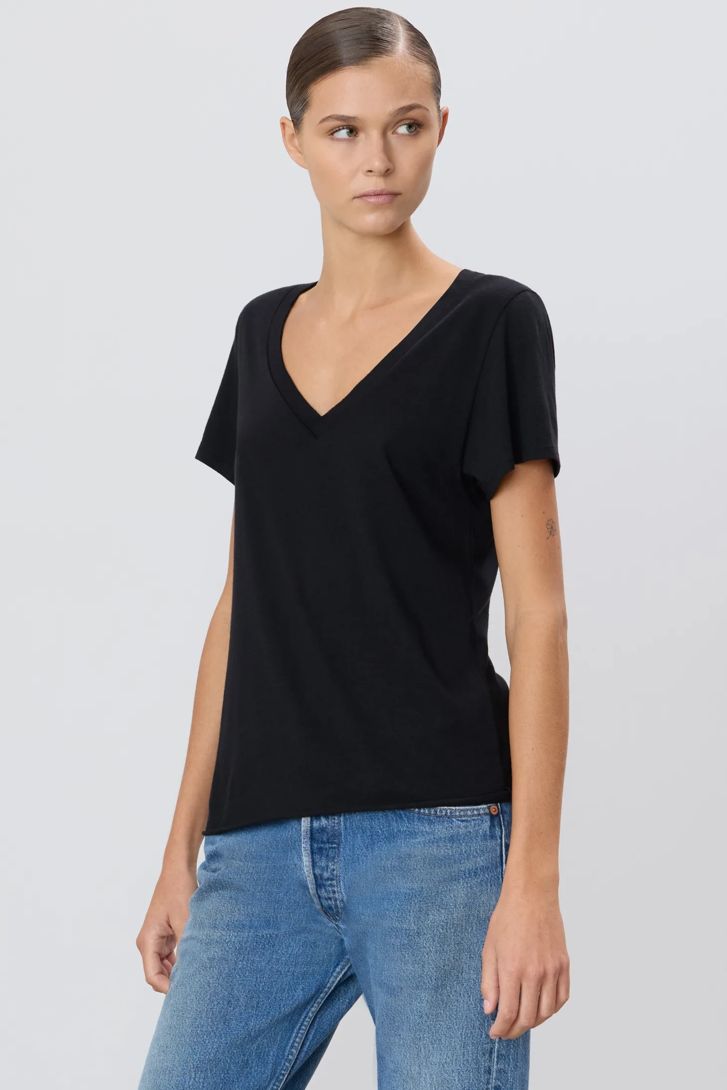 V-NECK T-SHIRT